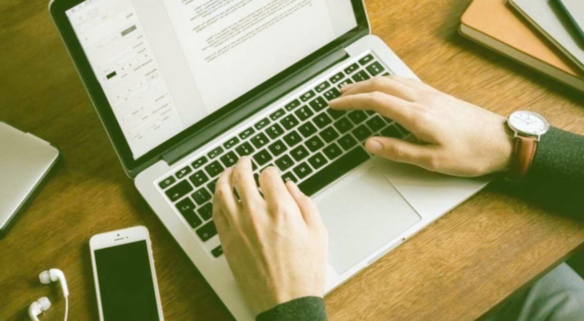 Travenolira seminer oturumunda katılımcılar SEO teknikleri öğreniyor